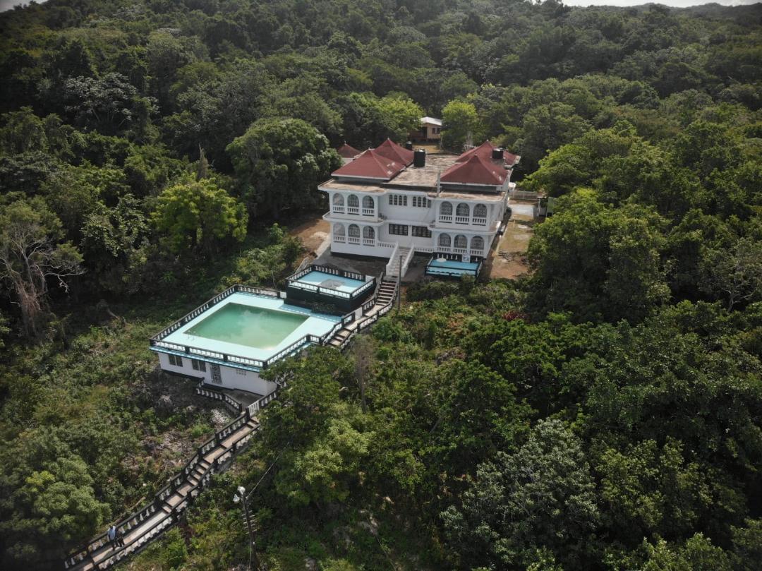 Intimate 11 Bedroom Beachfront House in Green Island, Hanover