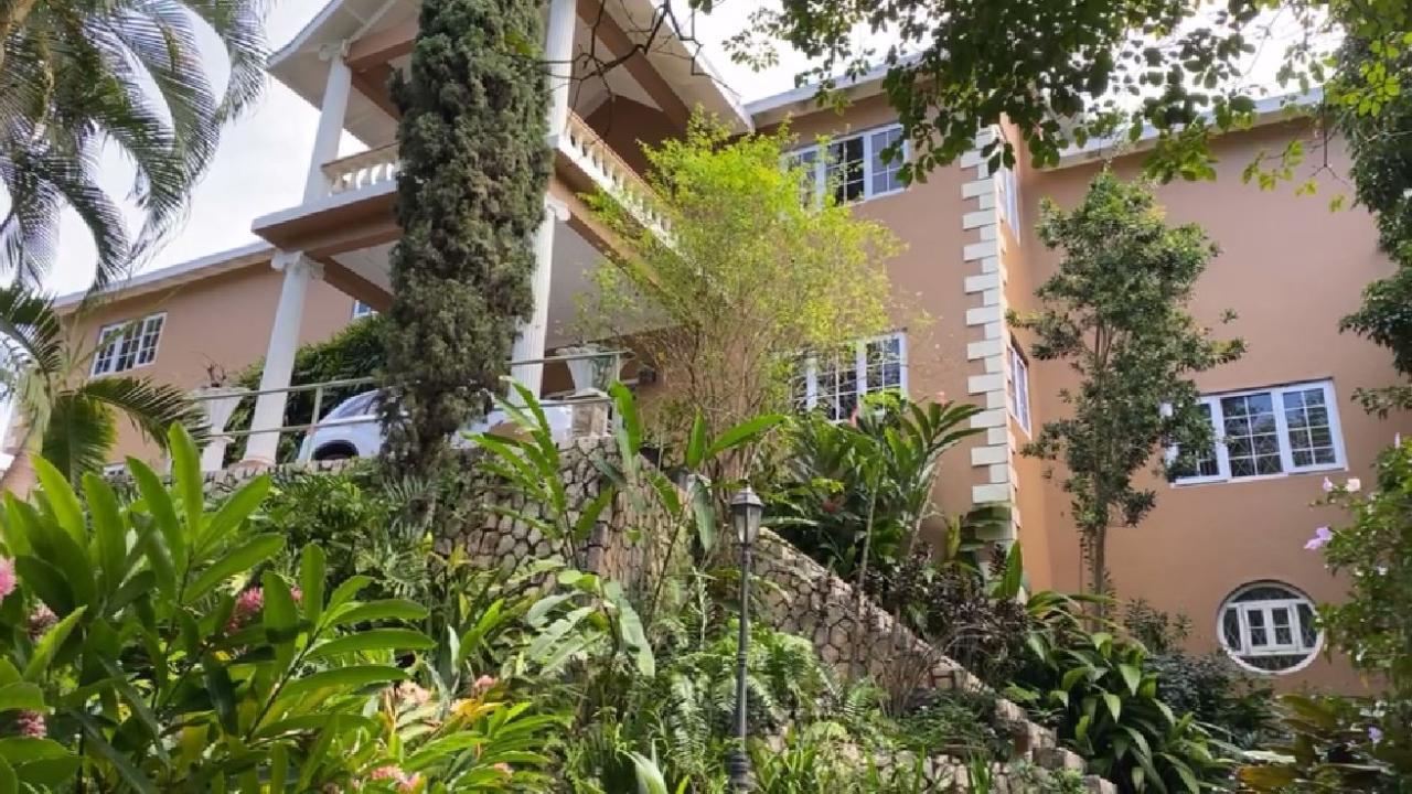 Sophisticated House Nestled in “coolcool” WhisperingWoods, Stony