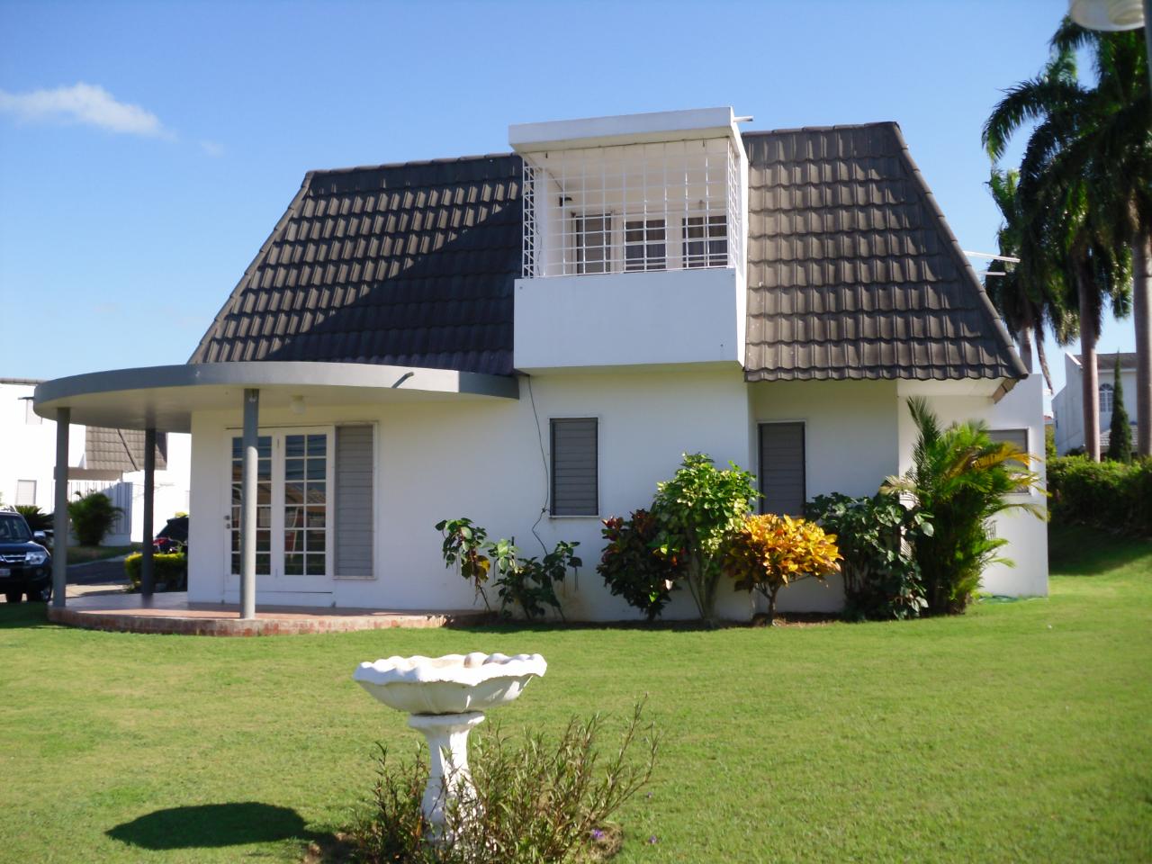 2 Bedrooms 3 Bathrooms Townhouse For Sale in Taylor Rd Ironshore