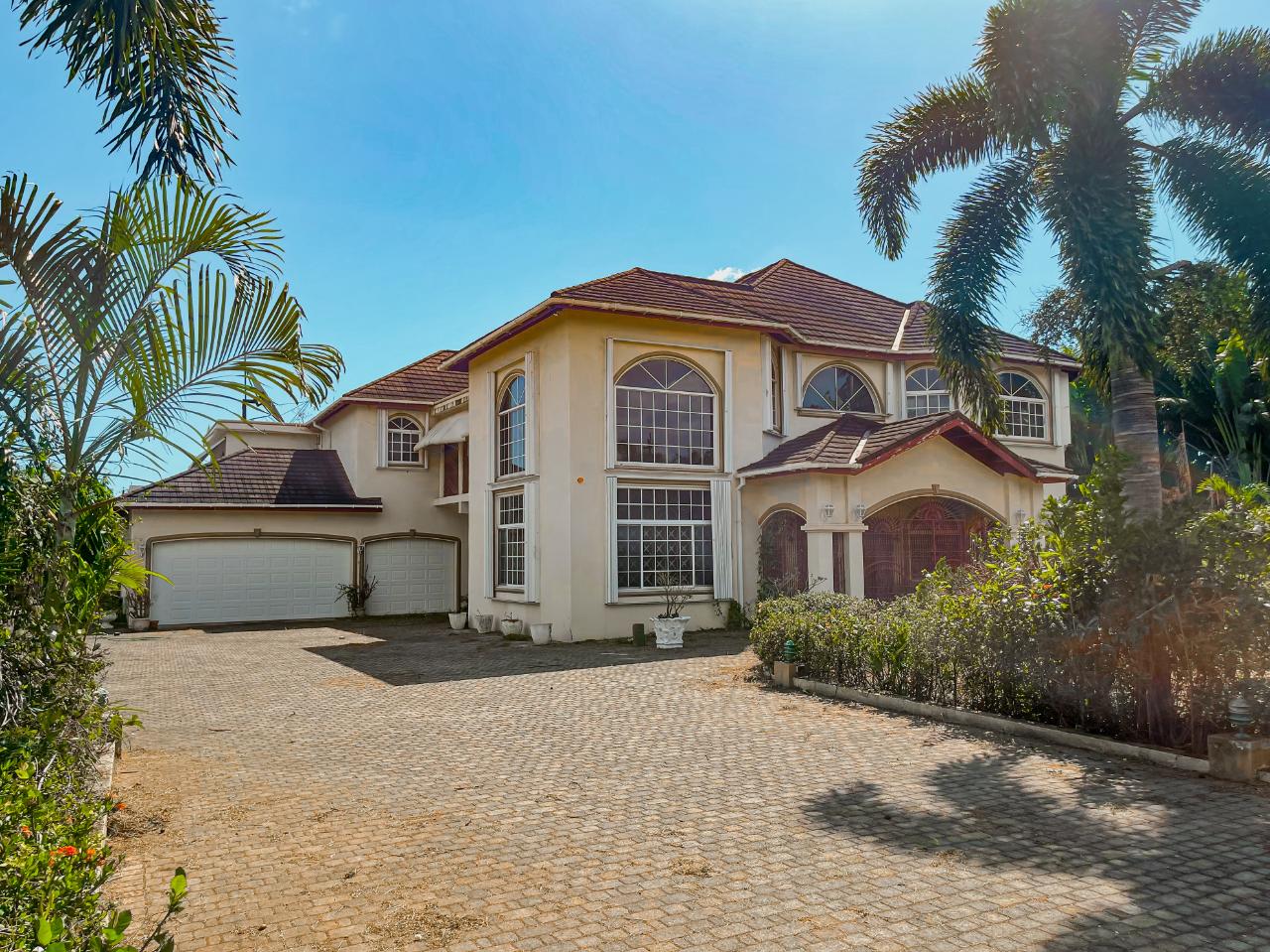 Stunning 5 Bedroom 6 Bathroom House For Sale in Clarendon Park, Toll