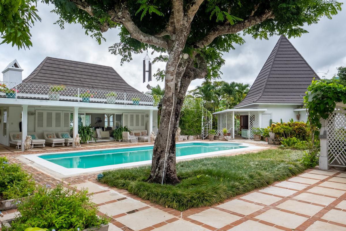 Hammerstein 6 Bedroom 7 Bathroom Villa For Sale in Reading, St James