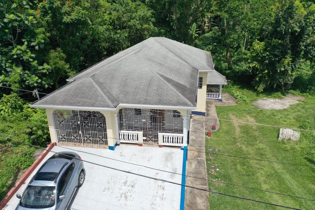 Lovely Duplex 5 Bedroom 3 Bathroom House For Sale in Village Green, St