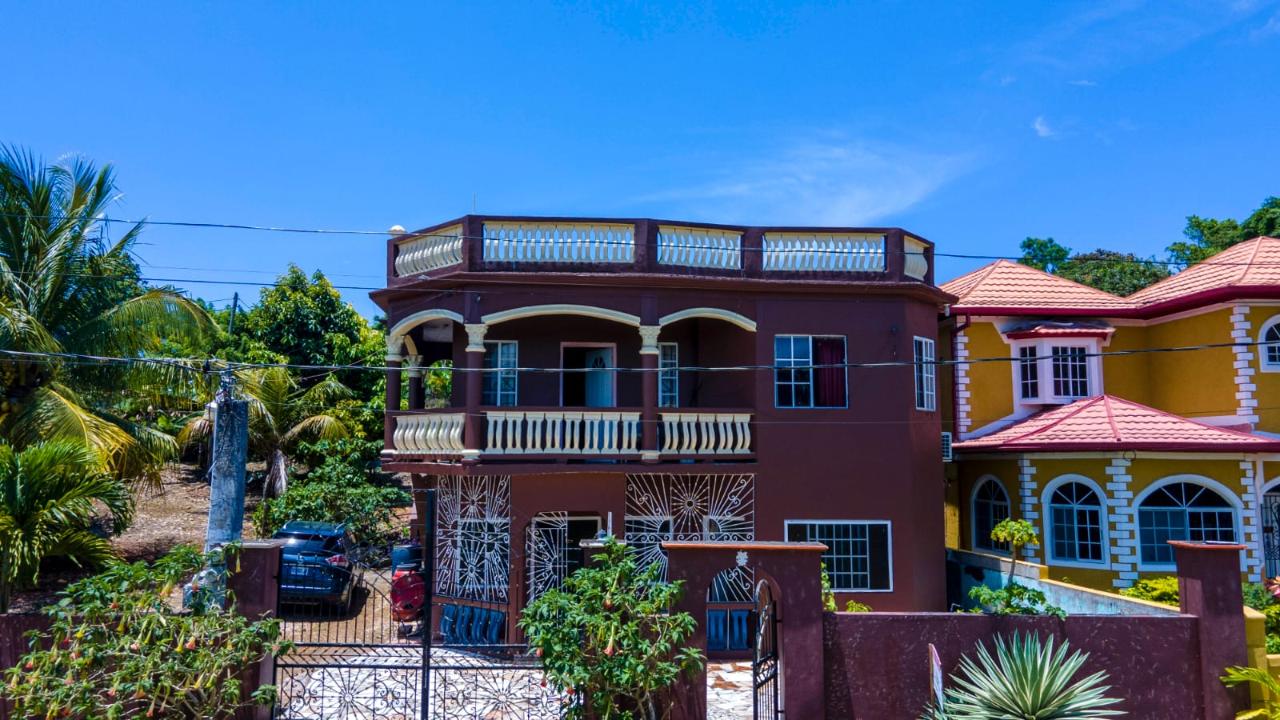 7 Bedroom 4 Bathroom House For Sale in Three Hills, Tower Isle, St Mary