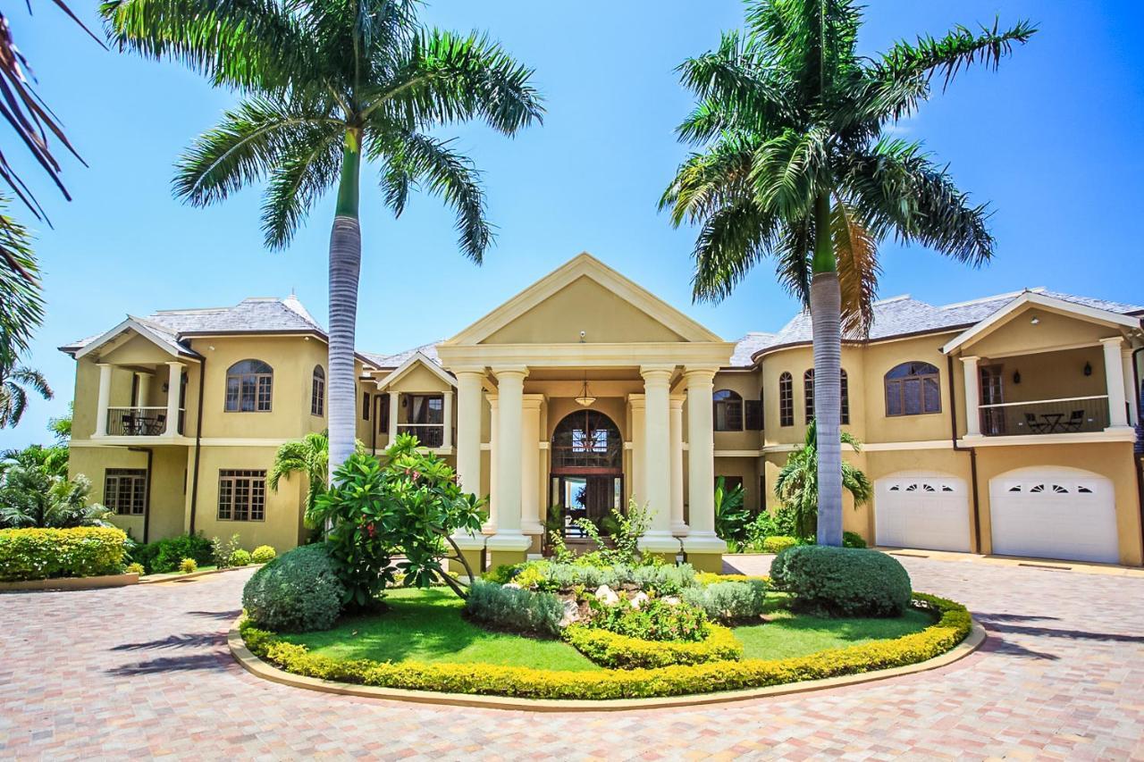 Luxurious 12 Bedroom 12 Bathroom Villa For Sale on The Greens, Rose