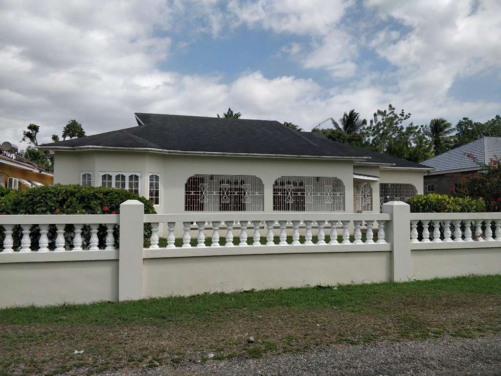 4 Bedroom 3 Bathroom House for sale on Fairfield Drive, May Pen