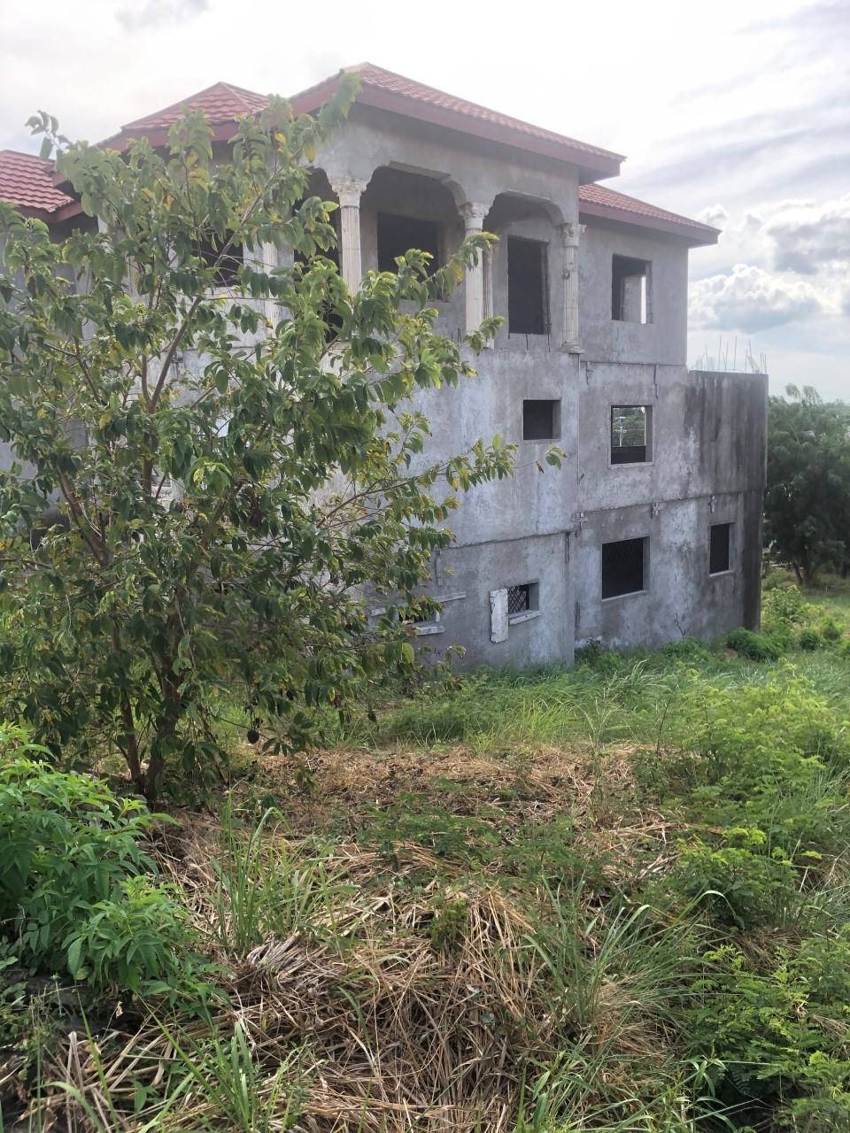 Unfinished 3 levels 6 Bed 6 Bath at Breezy Mews, Twin Palms, Clarendon