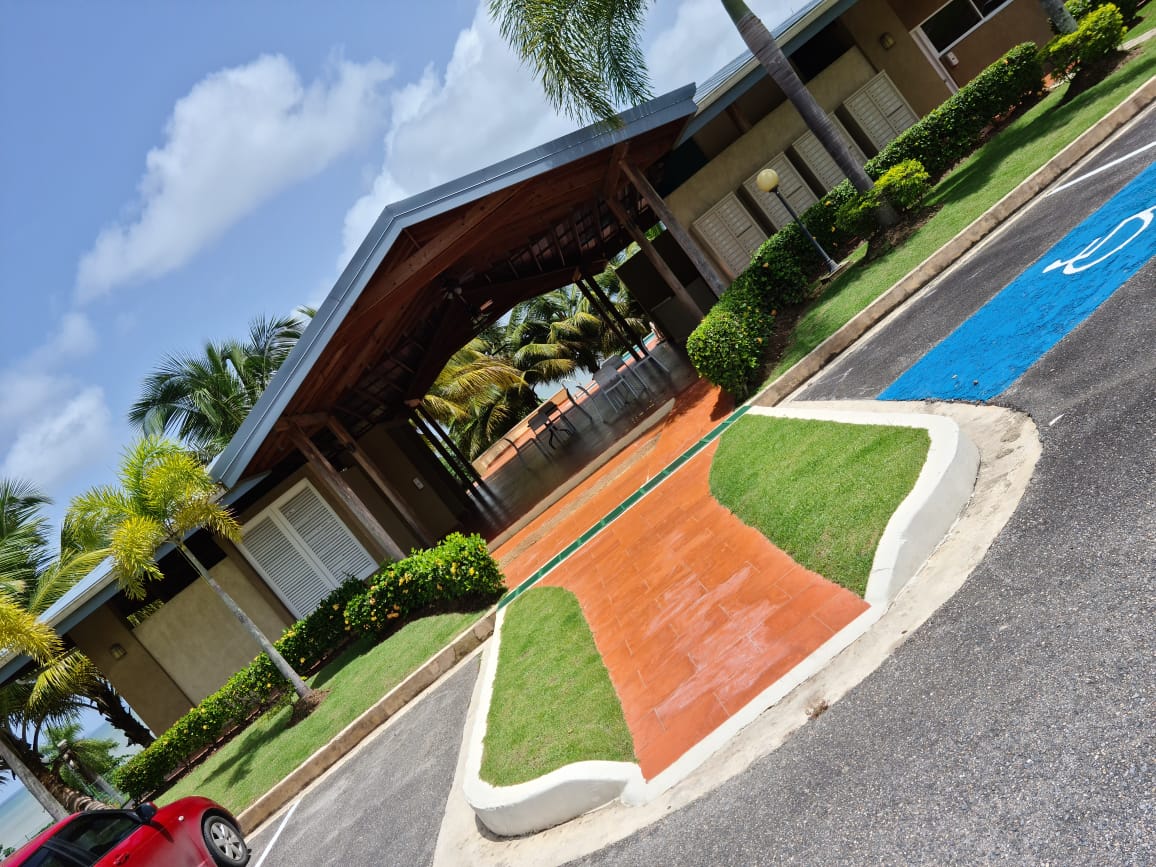 Seafront condo for rent in Claxton Bay
