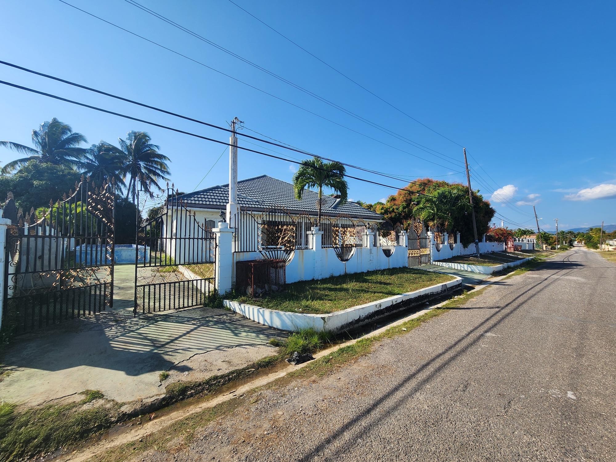 6 bedroom 3 bathroom house for sale at Eli Drive, May Pen, Clarendon