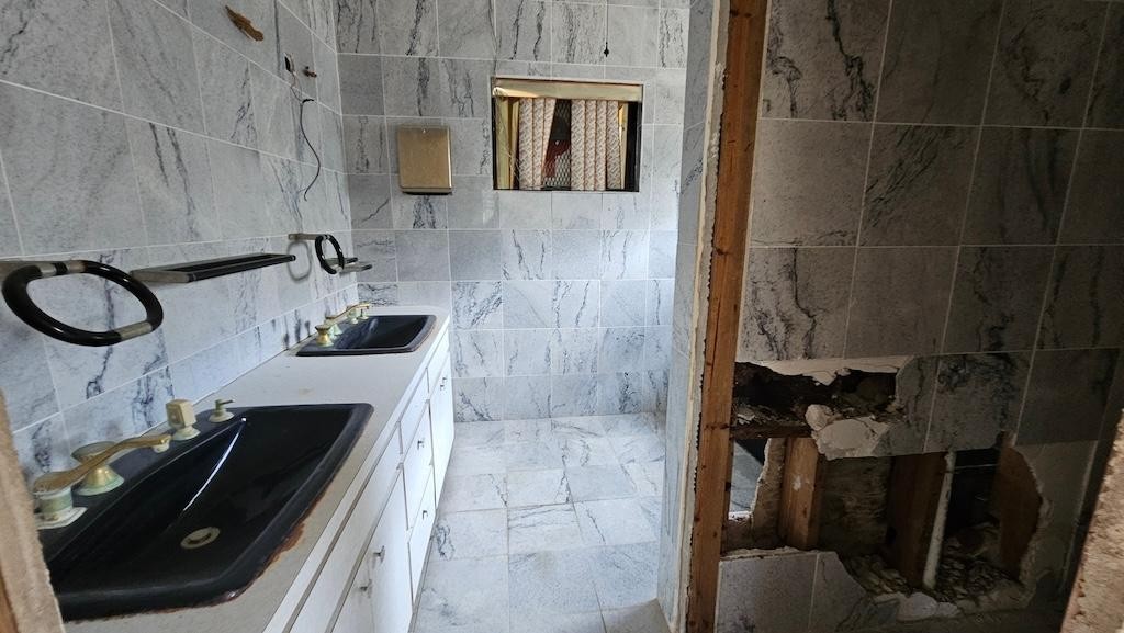 Fixer upper 3 Bed 4 Bath home on Oxford street, The Bahamas